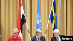 La ministra de Relaciones Exteriores de Suecia, Margot Wallstrom (izq.), el secretario general de las Naciones Unidas, Antonio Guterres (cent.), y el enviado especial de la ONU, Martin Griffiths, en conferencia de prensa tras clausura de las conversaciones de paz de Yemen. 