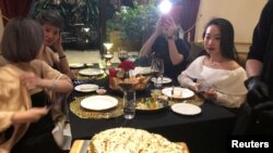 Thực khách tại nhà hàng bò dát vàng ở Hà Nội.