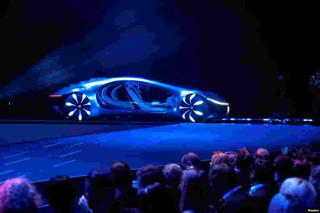 រថយន្ត Mercedes-Benz Vision AVTR ដែលត្រូវបានតម្លើងមូដតាមភាពយន្ត Avatar ត្រូវបានដាក់តាំងបង្ហាញក្នុងកម្មវិធី២០២០ CES ក្នុងទីក្រុង Las Vegas រដ្ឋ Nevada កាលពីថ្ងៃទី០៦ ខែមករា ឆ្នាំ២០២០។