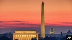 Monumen Washington (tengah) di Alun-alun Nasional di Washington, DC ditutup untuk umum setelah disambar petir Minggu pagi (15/8) (foto: dok). 