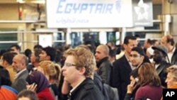 Des milliers de ressortissants étrangersattendent dans l'aéroport du Caire. Ils cherchent désespérément à fuir l’Egypte.