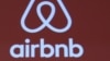 Un cartel con logo de Airbnb puede verse en Tokio, Japón, noviembre de 2015. [Foto de archivo]