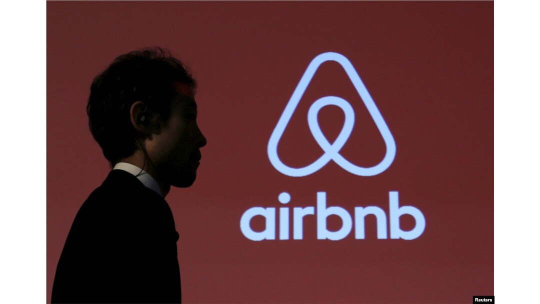 Logo Airbnb logo in Tokyo, Jepang. (Foto: Reuters)