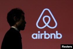 Logo Airbnb logo in Tokyo, Jepang. (Foto: Reuters)