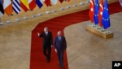 Presiden Turki Recep Tayyip Erdogan (kiri) didampingi Presiden Dewan Eropa Charles Michel sebelum bertemu di gedung Dewan Eropa di Brussels, Senin, 9 Maret 2020. (Foto: AP)