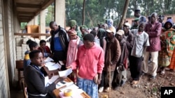 Burundians queue to cast their votes in the constitutional referendum in Buye, north of Ngozi, in northern Burundi, May 17, 2018. 