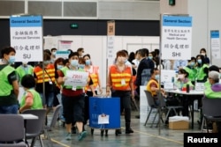 香港選舉人員在為選舉委員會舉行投票後在點票中心交付投票箱。（2021年9月19日）