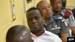 Le commandant ivoirien Jean-Noël Abehi, ancien chef de la gendarmerie, au centre, dans une salle d'audience du quartier général de l'armée dans le quartier du Plateau, le jour de son procès, avec huit officiers ivoiriens, à Abidjan, le 4 juin 2015. 
