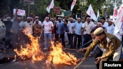Polícia tentar controlar as chamas numa manifestação levada a cabo por estudantes contra a nova lei da cidadania na Índia