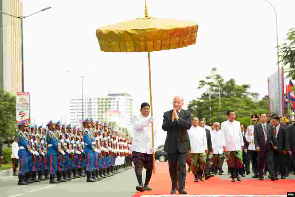 ព្រះមហាក្សត្រ ព្រះករុណា ព្រះបាទ នរោត្តម សីហមុនី បានយាងមកដល់រដ្ឋសភាជាតិកម្ពុជា ដើម្បីចូលរួមសម័យប្រជុំពេញអង្គលើកទី១ នីតិកាលទី៦ ដែលមានតែក្រុមតំណាងរាស្រ្តរបស់គណបក្សប្រជាជនកម្ពុជា នៅព្រឹកថ្ងៃពុធទី០៥ កញ្ញា ឆ្នាំ ២០១៨។។ (ទុំ ម្លិះ/VOA)