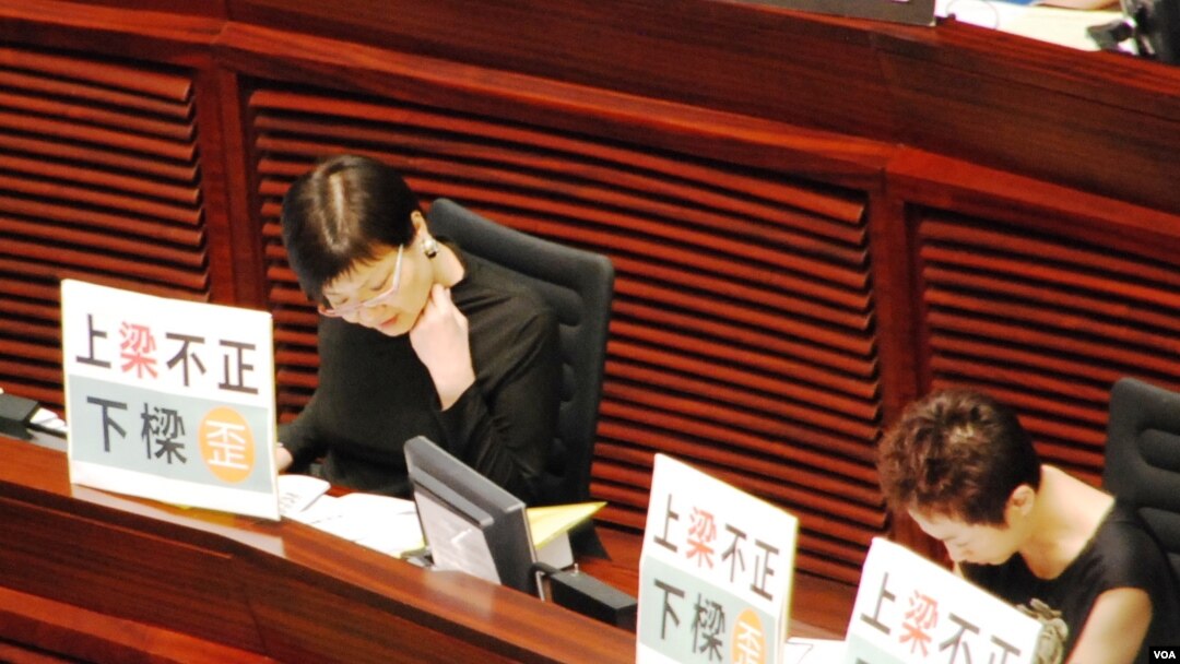 公民黨立法會議員余若薇(左)、陳淑莊在答問大會展示諷刺梁振英誠信有問題的標語((美國之音湯惠芸))