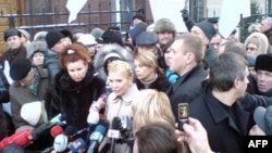 З Тимошенко взяли другу підписку про невиїзд