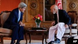 Ngoại trưởng Kerry (trái) hội đàm với Tổng thống Afghanistan Hamid Karzai tại dinh tổng thống ở Kabul, 11/7/14