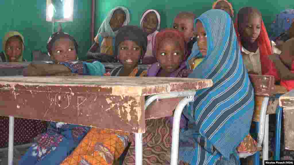 Des écolières de Bosso dans la région de Diffa, Niger, le 19 avril 2017 (VOA/Nicolas Pinault)