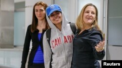 Rahaf Mohammed al-Qunun, au centre, accueillie par la ministre canadienne des Affaires étrangères, Chrystia Freeland, à droite, à son arrivée à l'aéroport international de Toronto, le 12 janvier 2019. 