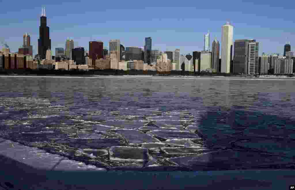 La neige et la glace couvrent le lac Michigan le jeudi 4 janvier 2018, à Chicago.