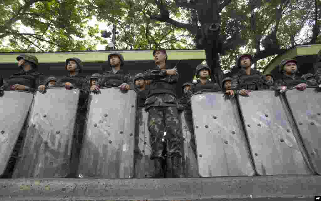 Tentara berjaga-jaga di Monumen Kemenangan di Bangkok (29/5).&nbsp;(AP/Sakchai Lalit)