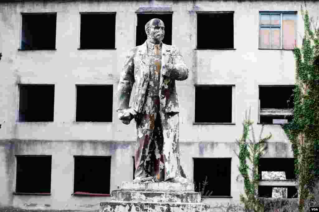 Mold spreads over a Lenin statue standing outside the gutted shell of a Georgian language school in Bzipta, Abkhazia. (V. Undritz/VOA)