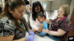 미국 워싱턴주 타코마의 한 병원에서 어린이 예방접종을 하고 있다.