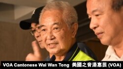 香港市民郭卓堅（中）就一地兩檢條例提請司法覆核 (攝影﹕美國之音湯惠芸)