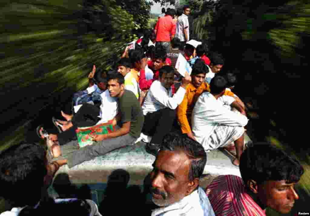 Passengers sit on top of an overcrowded train as it heads for Mymensingh from Dhaka, November 16, 2010. (Andrew Biraj/Reuters)