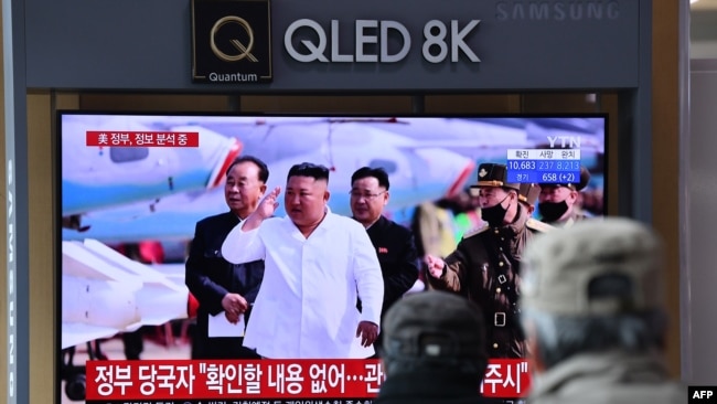 2020年4月21日,人们在首尔的一家火车站观看电视新闻广播,后者播放朝鲜领导人金正恩的资料画面。(法新社资料画面)
