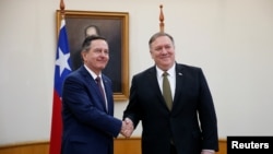 El canciller de Chile, Roberto Ampuero, saluda al secretario de Estado de Estados Unidos, Mike Pompeo en el Ministerio de Relaciones Exteriores en Santiago, el 12 de abril de 2019.