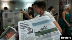 Pembagian koran berisi berita tentang Edward Snowden di stasiun bawah tanah Moskow. (Foto: Dok)