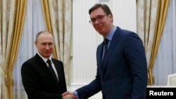 Ruski predsednik Putin rukuje se sa premijerom Srbije Aleksandrom Vučićem u Kremlju