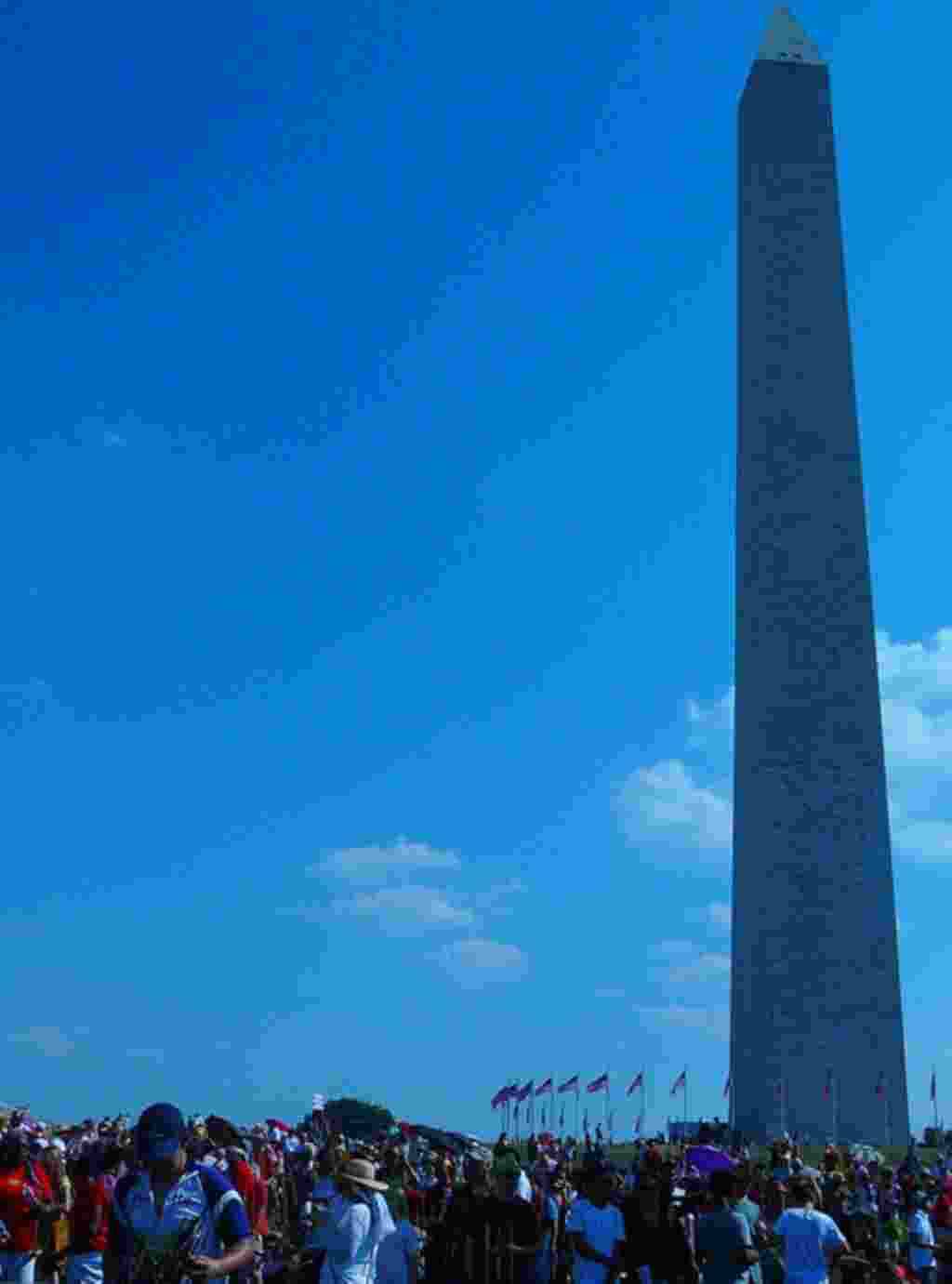 Lebih dari 5.00 orange berkumpul di lapangan Washington Monument di ibukota AS ini, tidak jauh dari Gedung Putih, untuk menghadiri Festival Indonesia 2011. Salah satu acaranya adalah pencetakan rekor Guiness Book of World Records untuk ansembel anglung t