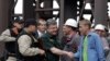 پترو پروشنکو رئیس جمهوری اوکراین در جمع گروهی از کارگران شهر ماریوپل - ۱۷ شهریور ۱۳۹۳ 