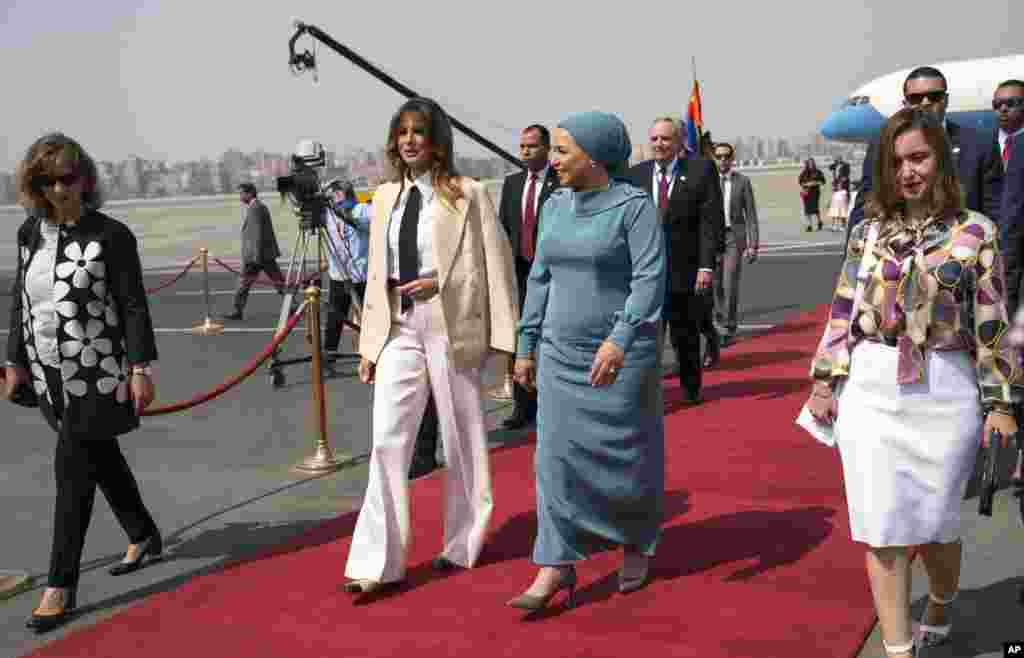 Melania Trump recebida pela primeira-dama egípcia Entissar Mohameed Amer à chegada no Aeroporto Internacional do Cairo, 6 de Outubro, 2018.