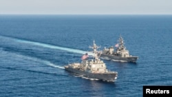 지난 2015년 4월 남중국해에서 진행된 미일 연합훈련에서 미 해군의 '머스틴' 이지스 구축함(왼쪽)과 일본의 '키리사메' 구축함.