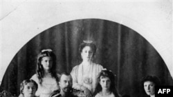 Bức ảnh hoàng gia Nga từ trái: Công chúa Olga, Nga Hoàng Nicholas đệ nhị, Công chúa Anastasia, Hoàng tử Alexei và Công chúa Tatiana, phía sau từ trái: Công chúa Maria và Công chúa Alexandra