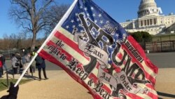 6 Ocak 2020 - Trump destekçilerinin birinin taşıdığı bayrak