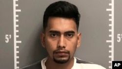 Esta foto de fecha desconocida provista por el Departamento de Seguridad Pública de Iowa, muestra a Cristhian Bahena Rivera, a quien autoridades acusan del asesinato de la estudiante universitaria Mollie Tibbetts, quien desapareció hace un mes cuando corría en una zona rural de Iowa.