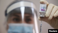 ARHIVA - Imunizacija vakcinom Astra Zeneke u Tbilisiju, u Gruziji (Foto: Rojters/Irakli Gedenidze)