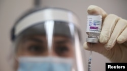 Seorang nakes mempersiapkan jarum suntik dengan vaksin COVID-19 produksi AstraZeneca di sebuah rumah sakit di Tbilisi, Georgia, 16 Maret 2021. (REUTERS/Irakli Gedenidze)