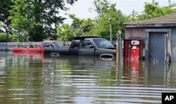 Deux camionnettes sous les eaux, dans un garage près de Memphis