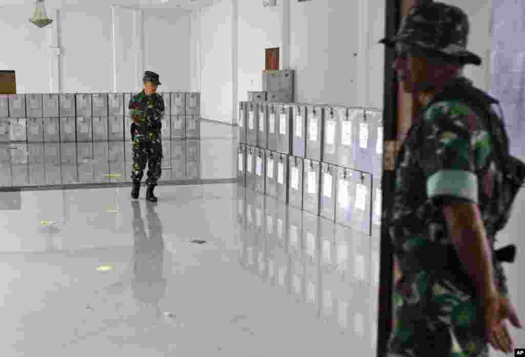 Tentara Indonesia menjaga kantor Komite Pemilihan Umum Daerah tempat kertas suara disimpan sebelum dibagikan di Banda Aceh (8/7).&nbsp;(AP/Heri Juanda)