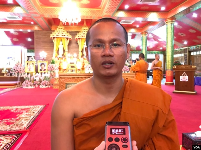 ព្រះ​តេជគុណ មឿន សុភ័ក្រ ប្រធាន​សមាគម​ខេមរនិស្សិត​នៃ​សាកល​វិទ្យាល័យ​មហាចុឡា​លុង​កន​រាជ​វិទ្យាល័យ​និមន្ត​ចូលរួម​ពិធី​បុណ្យ​ភ្ជុំ​បិណ្ឌ នៅ​វត្ត​ស៊ីសុដារ៉ាម ក្នុង​ទីក្រុង​បាងកក នៅ​ថ្ងៃទី​២២​ ខែ​កញ្ញា ឆ្នាំ​២០១៩។ (កាន់ វិច្ឆិកា/VOA)
