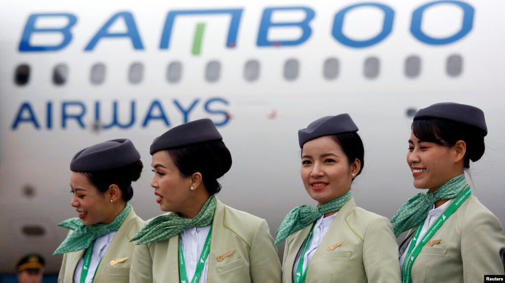 Phi hành đoàn của hãng hàng không Bamboo Airways trước một chuyến bay tại sân bay Nội Bài ở Hà Nội hôm 16/1/2019. Hãng chuẩn bị ký kết thoả thuận trị giá 2 tỷ USD mua động cơ của tập đoàn GE của Mỹ.