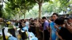 Tư liệu: Người dân TQ cầu nguyện, một ngày sau khi một người đàn ông dùng dao tấn công trẻ em ngoài cổng một trường mẫu giáo ở Thượng Hải, TQ, ngày 29/6/2018. REUTERS/Aly Song 