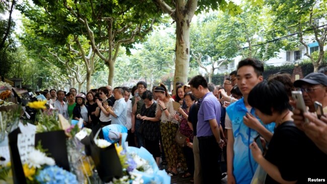 Tư liệu: Người dân TQ cầu nguyện, một ngày sau khi một người đàn ông dùng dao tấn công trẻ em ngoài cổng một trường mẫu giáo ở Thượng Hải, TQ, ngày 29/6/2018. REUTERS/Aly Song