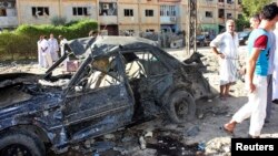 伊拉克一系列爆炸, 造成汽車嚴重破壞。