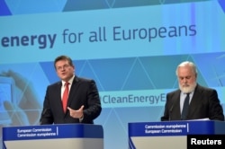 FILE - European Commission Vice-President Maros Sefcovic (L) and Commissioner Miguel Arias Canete hold a news conference on Clean Energy package in Brussels, Nov. 30, 2016.