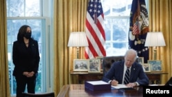 Perezida wa Amerika, Joe Biden asinya itegeko ry'amafaranga afasha abanyagihugu kubera basinzikajwe na COVID-19. White House i Washington, kw'italiki ya 11/03/2021