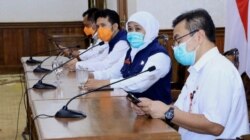 Gubernur Jawa Timur Khofifah Indar Parawansa saat memberikan keterangan pers terkait kasus corona (Foto: VOA/Petrus Riski)