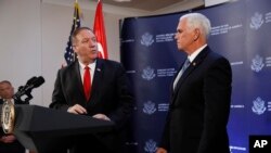 Le vice-président Mike Pence et le secrétaire d'État Mike Pompeo après une rencontre avec le président turc Recep Tayyip Erdogan au Palais présidentiel le jeudi 17 octobre 2019 à Ankara, en Turquie. (AP Photo / Jacquelyn Martin)