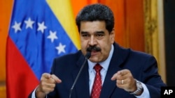 លោក​ប្រធានាធិបតី​វ៉េណេស៊ុយអេឡា Nicolas Maduro ធ្វើ​សន្និសីទ​កាសែត​មួយ​នៅ​វិមាន​ប្រធានាធិបតី Miraflores ក្នុង​ក្រុង Caracas ប្រទេស​វ៉េណាស៊ុយអេឡា កាលពី​ថ្ងៃទី២៥ ខែមករា ឆ្នាំ២០១៩។